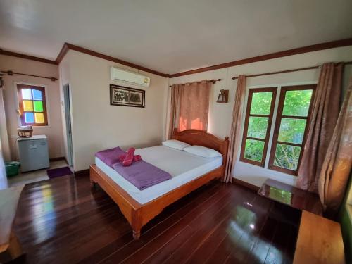 Postel nebo postele na pokoji v ubytování Hello Sichang Bungalow