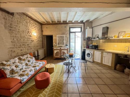 un salon avec un canapé et une cuisine dans l'établissement 