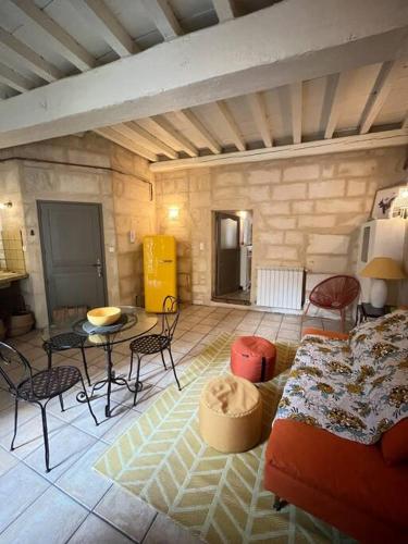 un salon avec un canapé, une table et des chaises dans l'établissement 