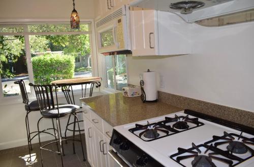 a kitchen with a stove and a counter top at Palo Alto 1Bedroom/2 Baths Near Stanford in Palo Alto
