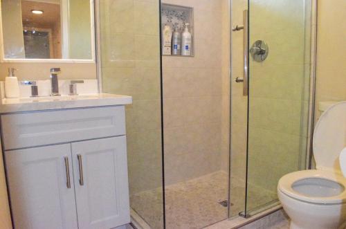 a bathroom with a shower with a toilet and a sink at Palo Alto 1Bedroom/2 Baths Near Stanford in Palo Alto