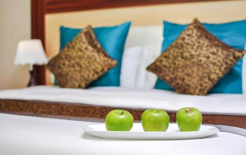 Una cama o camas en una habitación de Triton Beach Hotel & Spa