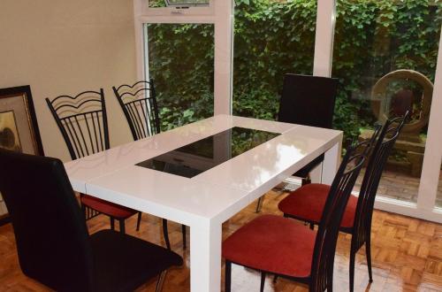 a white dining room table with four chairs at Palo Alto 1Bedroom/2 Baths Near Stanford in Palo Alto