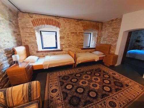 Postel nebo postele na pokoji v ubytování Statek "Two brooms", Apartment