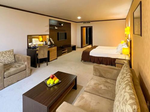 Habitación de hotel con cama y sala de estar. en Hotel Dream en Sofía