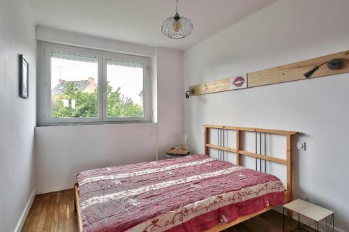- une chambre avec un lit et une fenêtre dans l'établissement Cocon pour 4 proche du Golf Bluegreen, à Pléneuf-Val-André