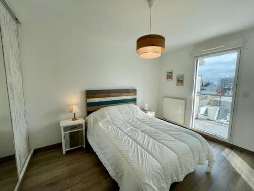 une chambre blanche avec un lit et une fenêtre dans l'établissement Quiberon - Appartement cosy 40m² - 4 pers - Proche plage - Balcon SW - Parking privé - Animaux OK - FR-1-478-248, à Quiberon