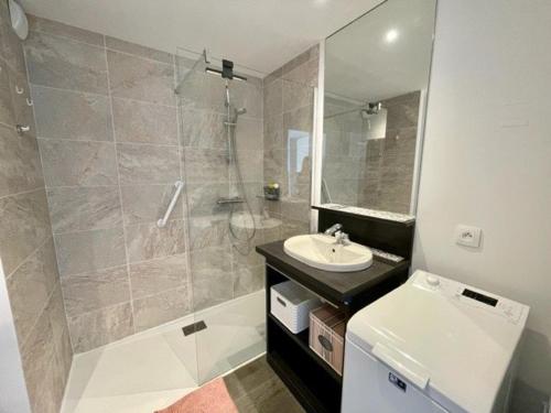 une salle de bain avec un lavabo, une douche et des toilettes dans l'établissement Quiberon - Appartement cosy 40m² - 4 pers - Proche plage - Balcon SW - Parking privé - Animaux OK - FR-1-478-248, à Quiberon