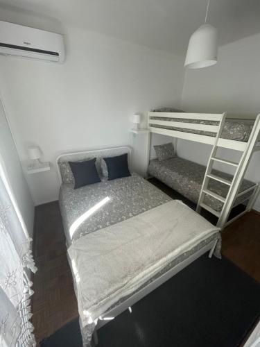 Habitación pequeña con 2 literas y sofá en Monte de Stª Margarida, en Montemor-o-Novo
