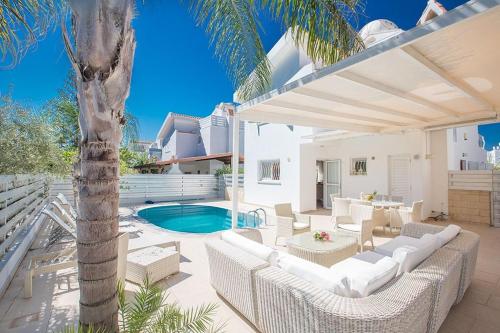Villa Pinelo - Stunning 4 Bedroom Pernera Villa with Private Pool - Close to Beach