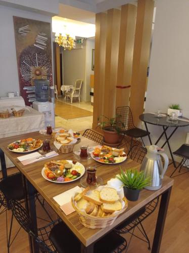 エスキシェヒルにあるSRF Hotelのいくつかの皿に食べ物が載ったテーブル