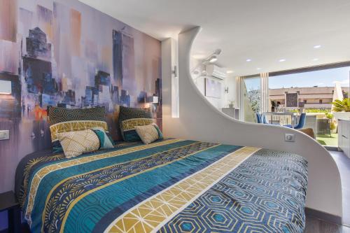 - une chambre avec un grand lit et une fresque murale dans l'établissement Sex and the city Heliopolis, au Cap d'Agde