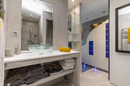 une salle de bain avec un lavabo et une douche dans l'établissement Sex and the city Heliopolis, au Cap d'Agde