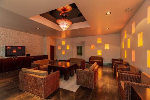 Rixwell Segevold Hotel في سيغولدا: مطعم بطاولات وكراسي وتلفزيون بشاشة مسطحة