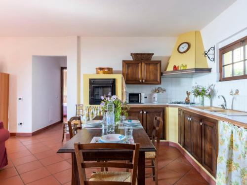 サン・ロレンツォ・アル・マーレにあるHoliday Home Nicolò by Interhomeのキッチン(テーブル付)、ダイニングルーム