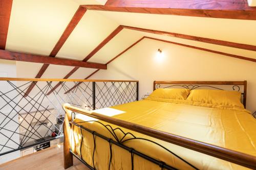 1 dormitorio con 1 cama en una habitación en Apartment Gazic, en Zadar