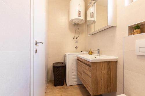 Baño pequeño con lavabo y aseo en Apartment Gazic, en Zadar
