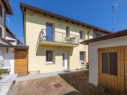 Elle offre une vue sur une maison dotée d'un balcon. dans l'établissement Holiday Home Le Mura by Interhome, à Cividale del Friuli