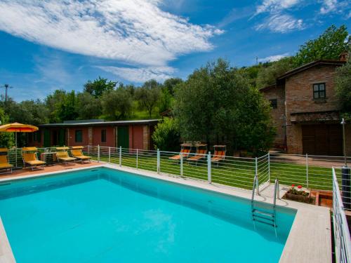 ein Pool in einem Garten mit einem Zaun in der Unterkunft Holiday Home Colle alla luna by Interhome in Pieve a Nievole