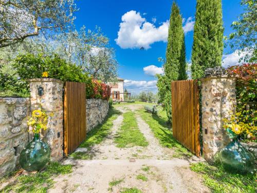 un cancello per un giardino con fiori e alberi di Holiday Home Poggio all'Aia by Interhome a Lucciana