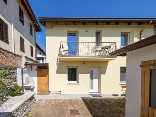 a building with a balcony with a table on it at Holiday Home Le Mura by Interhome in Cividale del Friuli
