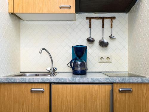 eine Küche mit einer Spüle und einer Kaffeemaschine auf der Theke in der Unterkunft Apartment B307 by Interhome in Lahnstein