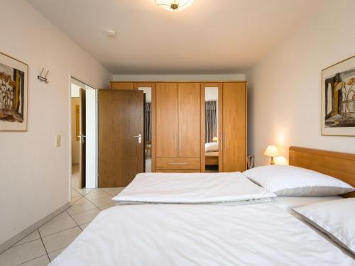 Ένα ή περισσότερα κρεβάτια σε δωμάτιο στο Apartment B313 by Interhome