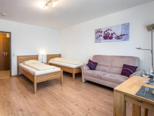 ein Wohnzimmer mit einem Sofa und einem Tisch in der Unterkunft Apartment A110 by Interhome in Lahnstein