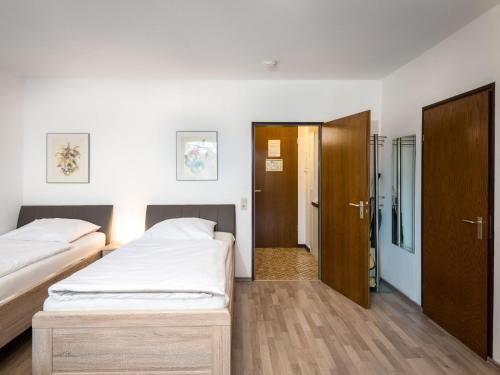 1 Schlafzimmer mit 2 Betten und einem Schrank in der Unterkunft Apartment B306 by Interhome in Lahnstein