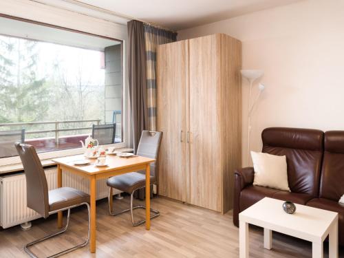 ein Wohnzimmer mit einem Tisch und einem Sofa in der Unterkunft Apartment B306 by Interhome in Lahnstein