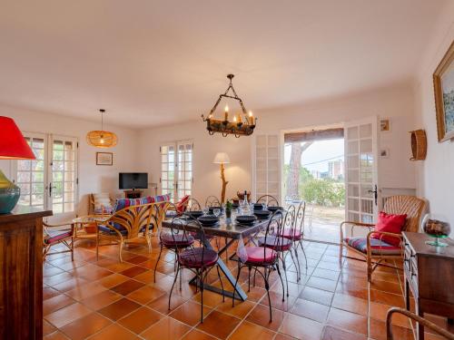 une salle à manger avec une table et des chaises dans l'établissement Holiday Home Josalie by Interhome, à Sainte-Maxime