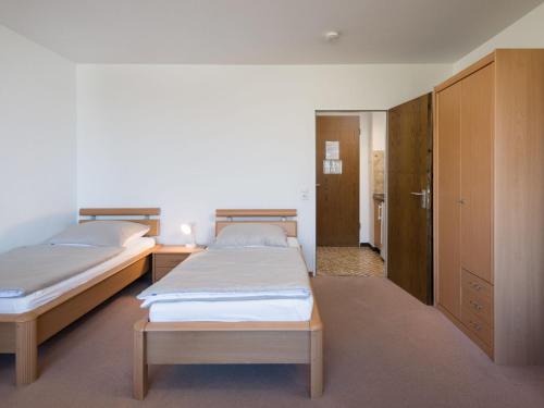 ラーンシュタインにあるApartment B610 by Interhomeのベッドルーム1室(ベッド2台、クローゼット付)