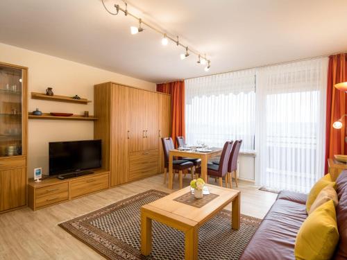 sala de estar con sofá y mesa en Apartment A705 by Interhome, en Lahnstein
