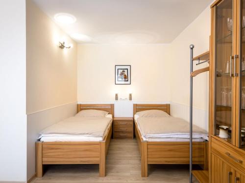 Habitación con 2 camas y estante en Apartment A705 by Interhome, en Lahnstein