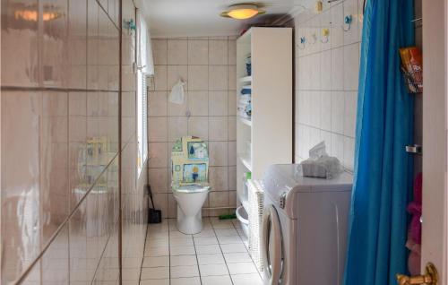 Et badeværelse på 3 Bedroom Nice Home In Kjpmannskjr