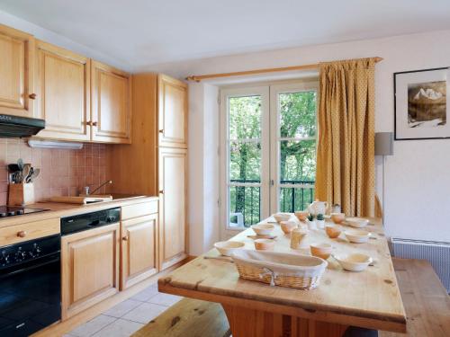 una cocina con una mesa con tazones. en Apartment Conseil-3 by Interhome, en Saint-Gervais-les-Bains