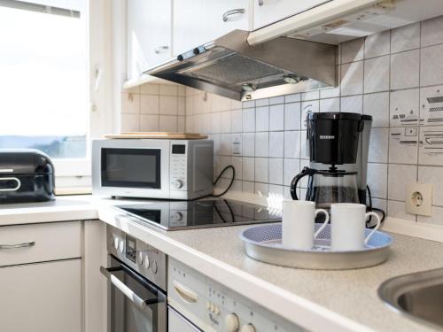 Η κουζίνα ή μικρή κουζίνα στο Apartment A1011 by Interhome