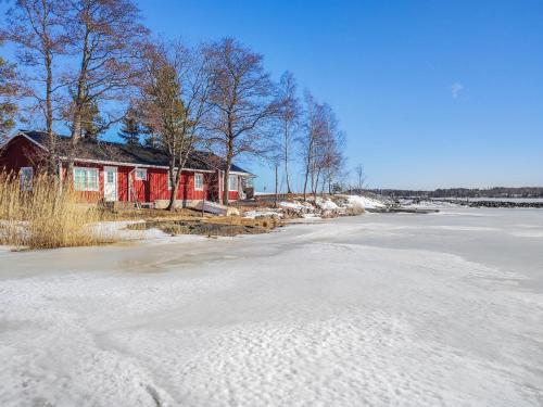uma casa na margem de um lago congelado em Holiday Home Långahuset by Interhome em Västlax