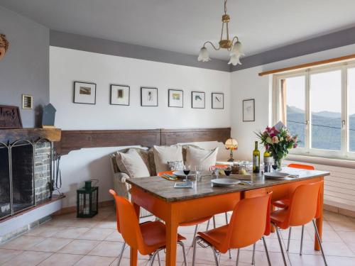 comedor con mesa, sillas y sofá en Apartment Casa Rosalia by Interhome, en Agarone