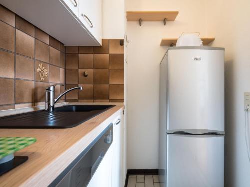 La cuisine est équipée d'un réfrigérateur et d'un évier. dans l'établissement Apartment A1001 by Interhome, à Lahnstein
