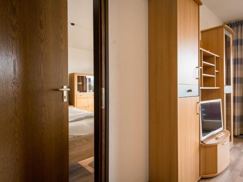 een deur naar een kamer met een tv en een slaapkamer bij Apartment B306-B307 by Interhome in Lahnstein