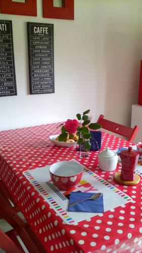 einem Tisch mit einem roten und weißen Tischtuch aus Polyka-Punkten in der Unterkunft Alghero Siesta Vacanza Relax in Alghero