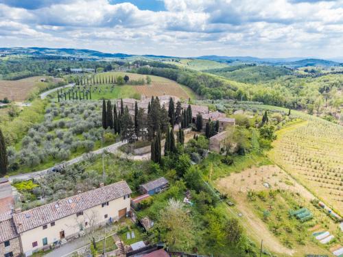 uma vista aérea de uma propriedade com vinha em Apartment Casa Alessia by Interhome em Tavarnelle in Val di Pesa
