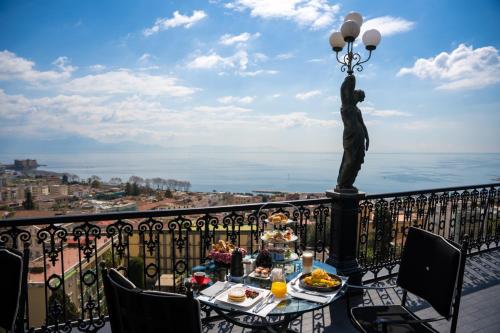 - une table avec de la nourriture sur un balcon avec vue dans l'établissement Grand Hotel Parker's, à Naples