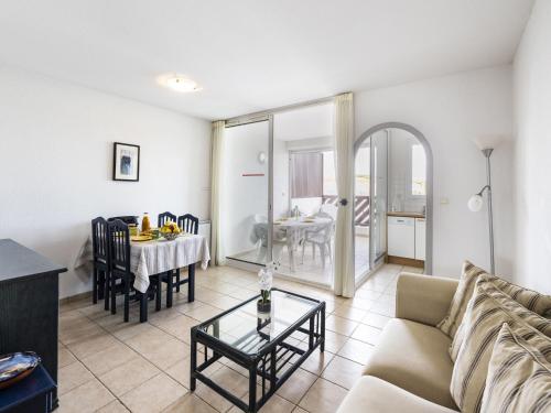 ein Wohnzimmer mit einem Sofa und einem Tisch in der Unterkunft Apartment Les Quais de L'Amirauté-8 by Interhome in Saint Cyprien Plage