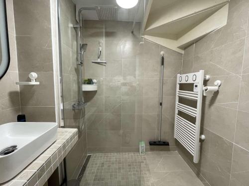 baño pequeño con ducha y lavamanos en Appartement La Croix-Valmer, 3 pièces, 6 personnes - FR-1-226B-152, en La Croix-Valmer