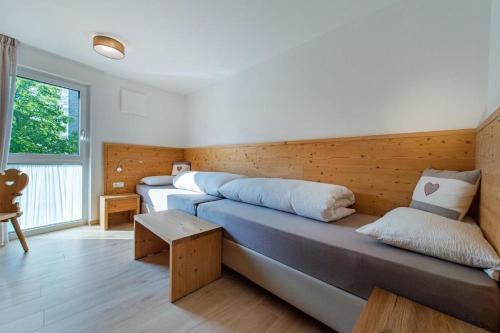 een kamer met 3 bedden en een raam bij Gass Apartment A in Laion