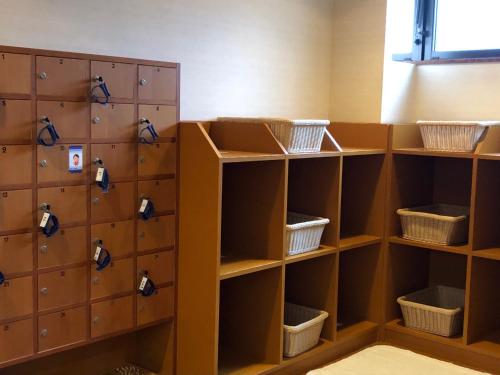 a room with wooden lockers with baskets on them at Taiheikan in Fujikawaguchiko