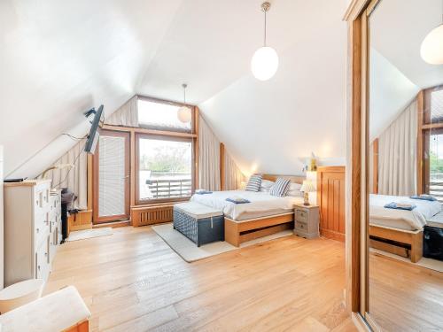 1 dormitorio con 2 camas en un ático en Mill Barn en Torbeg