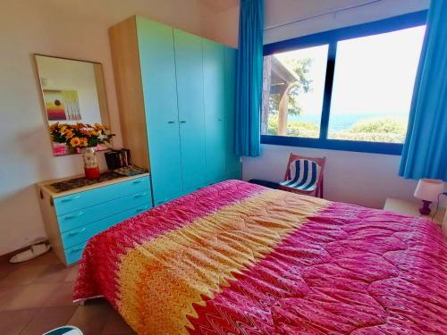 Villetta dei Ginepri في كوستا باراديسو: غرفة نوم بسرير وخزانة ومرآة